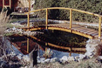 gebogene Teichbrücke aus Holz